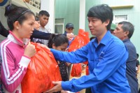 Bí thư Chi đoàn LĐLĐ tỉnh Nguyễn Hoàng Vũ trao quà cho gia đình có hoàn cảnh khó khăn