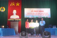 Đ/c Nguyễn Mạnh Hùng – Chủ tịch LĐLĐ tỉnh trao hỗ trợ Nhà Mái ấm công đoàn cho đoàn viên