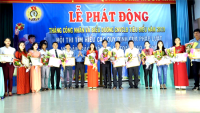 Đ/c Trịnh Hùng Lân – Chủ tịch LĐLĐ huyện Vĩnh Thạnh khen thưởng CNVCLĐ tiêu biểu