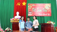 LĐLĐ tỉnh trao 54 suất quà cho thôn 6 xã An Vinh huyện An Lão