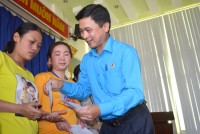 Thường trực LĐLĐ tỉnh thăm và tặng quà cho công nhân lao động