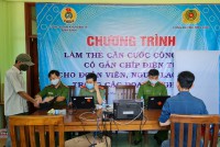 Hơn 400 đoàn viên, người lao động Công ty cổ phần Kỹ nghệ gỗ Tiến Đạt được làm thủ tục cấp căn cước công dân