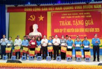 Phó Thủ tướng Chính phủ Hồ Quốc Dũng trao quà Tết cho công nhân, lao động có hoàn cảnh khó khăn tại tỉnh Gia Lai