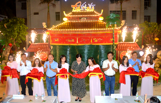 Các đại biểu cắt băng khai trương Nhà hát múa rối nước Đất Võ