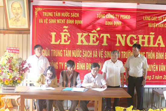 Đại diện các đơn vị ký kết chương trình kết nghĩa