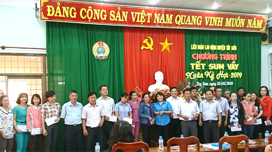 Trao quà cho đoàn viên, CNVCLĐ có hoàn cảnh khó khăn