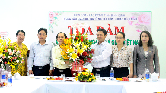 Trung tâm Dạy nghề công đoàn Bình Định tổ chức tọa đàm nhân ngày 20/11