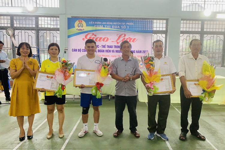 Ảnh 04 Trao giải toàn đoàn