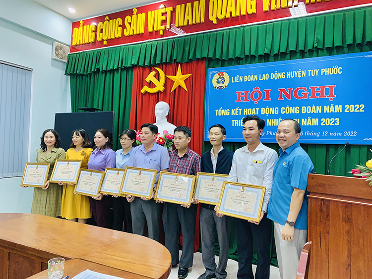 Đc Lê Từ Bình Phó chủ tịch LĐLĐ tỉnh trao bằng khen cho các tập thể xuất sắc