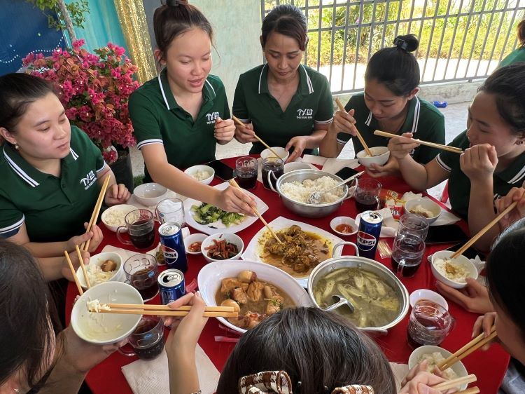Ấm áp “Bữa cơm công đoàn” tại CĐCS Công ty Cổ phần Công nghệ sinh học Lâm nghiệp Thái Xuân Biên