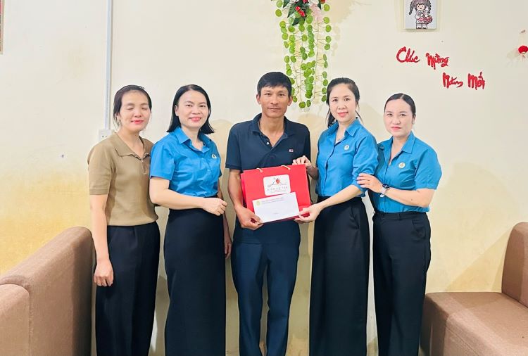 Công đoàn phường Thống Nhất thăm hỏi, trao quà hỗ trợ cho đoàn viên bị tai nạn lao động