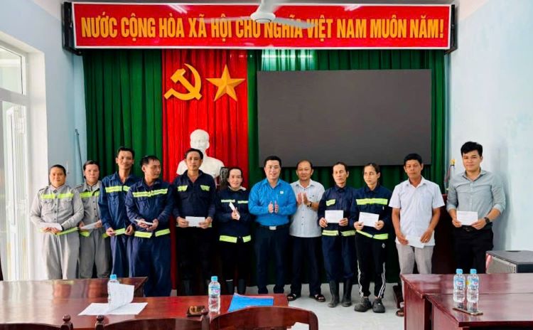 Công đoàn xã Tuy Phước đi thăm, trao tặng quà cho đoàn viên, người lao động có hoàn cảnh khó khăn nhân dịp Tháng Công nhân năm 2026