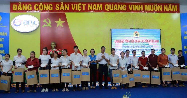 Phó Chủ tịch Tổng LĐLĐ Việt Nam trao 100 suất quà hỗ trợ công nhân khó khăn tại Gia Lai