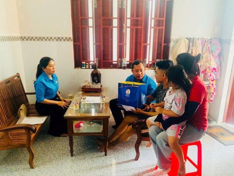 Lan tỏa yêu thương từ Chương trình “Những món quà từ Đại hội XIV Công đoàn Việt Nam”