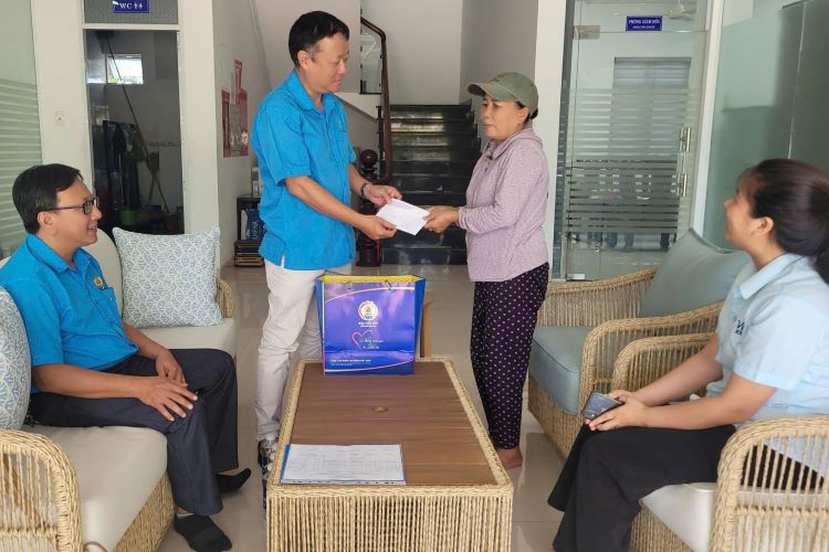 Trao “Những món quà từ Đại hội XIV Công đoàn Việt Nam” đến đoàn viên mắc bệnh hiểm nghèo