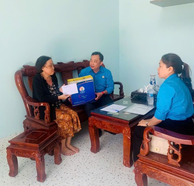 738