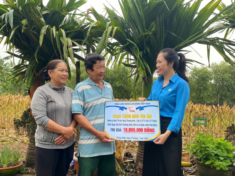 Công đoàn phường Thống Nhất trao 10 triệu đồng hỗ trợ bệnh binh khó khăn