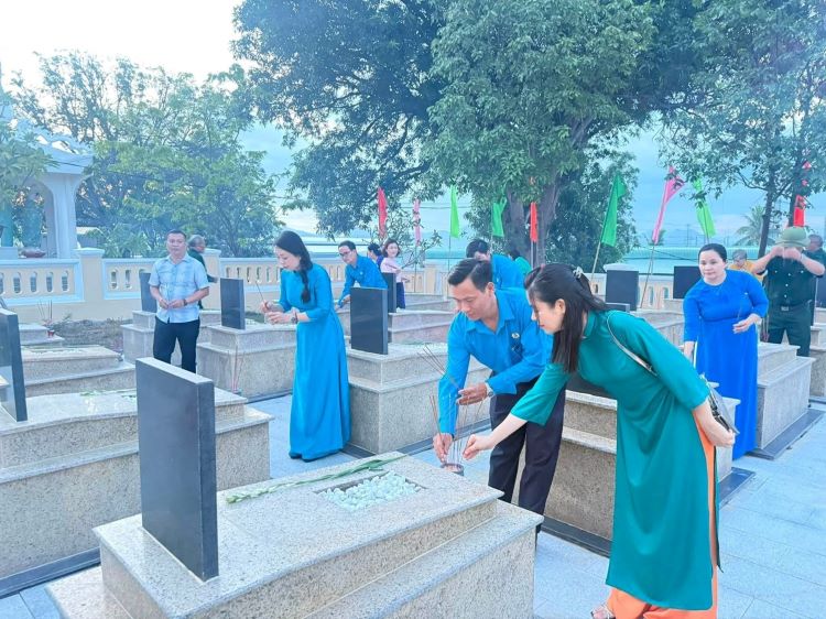 Công đoàn phường Quy Nhơn Bắc tham gia dâng hoa,  dâng hương viếng Nghĩa trang Liệt sĩ