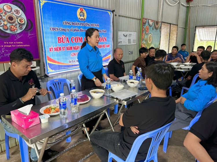 Công đoàn phường Ayun Pa tổ chức chương trình “Bữa cơm Công đoàn” Thiết thực chào mừng kỷ niệm 97 năm Ngày thành lập Công đoàn Việt Nam