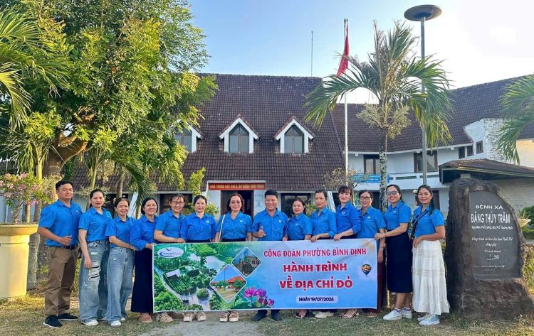 Công đoàn phường Bình Định: Tổ chức chương trình Về nguồn nhân Kỷ niệm 97 năm ngày Thành lập Công đoàn Việt Nam