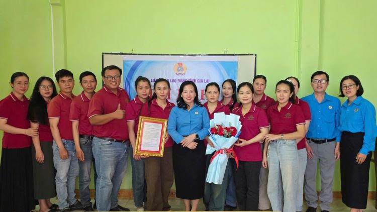 Công đoàn phường Pleiku: Kết nạp 144 đoàn viên chào mừng Ngày thành lập Công đoàn Việt Nam