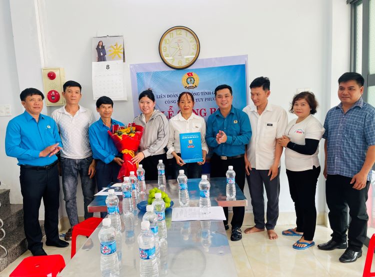 Công đoàn xã Tuy Phước tổ chức Hội nghị công bố Quyết định thành lập Công đoàn cơ sở Công ty TNHH MINHO FASHION