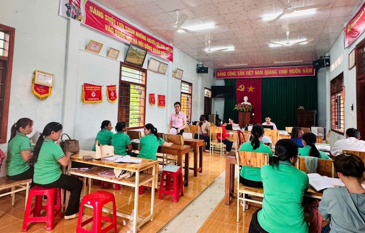 Công đoàn bộ phận Ngân hàng Chính sách xã hội An Lão chung tay tuyên truyền phong trào “Bình dân học vụ số”