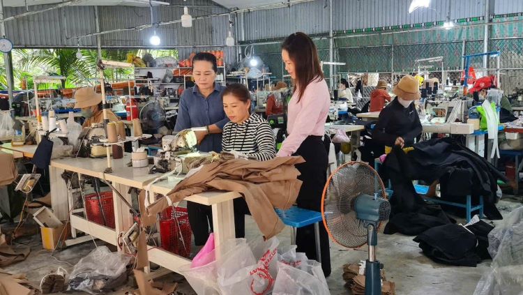 Cán bộ tín dụng kiểm tra sử dụng vốn vay